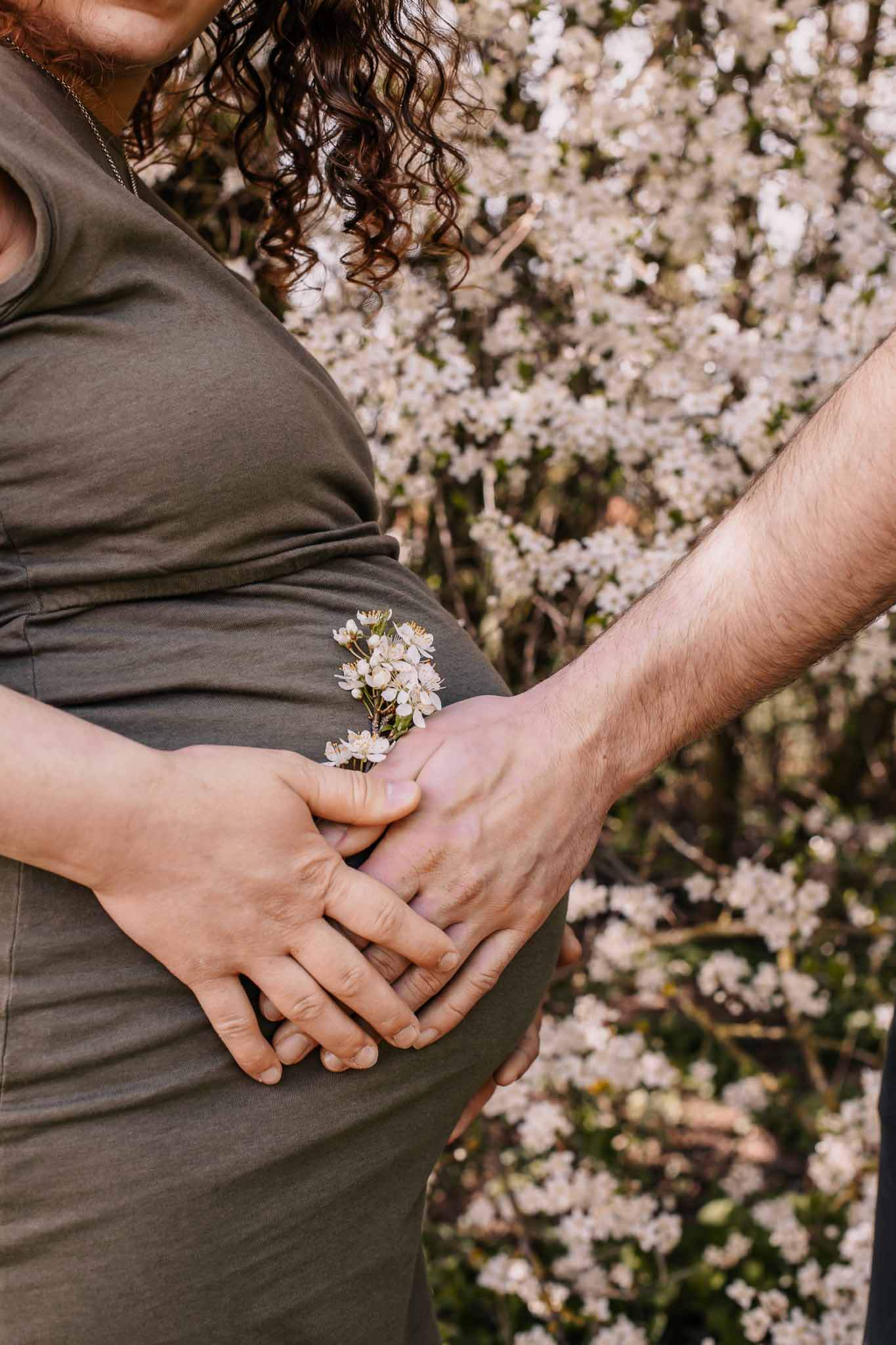 Baybauch Shooting mit Blumen