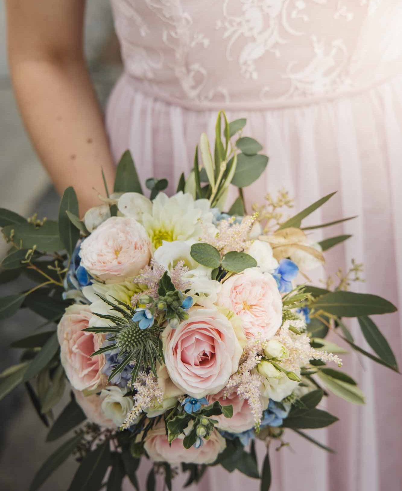 Brautstrauß mit Hochzeitskleid